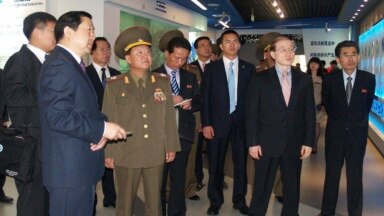 김정은 북한 국방위원회 제1위원장의 특사 자격으로 중국을 방문 중인 최룡해 인민군 총정치국장이 23일 베이징 경제기술개발구를 참관하고 있다. 북한 조선중앙통신 배포 사진.
