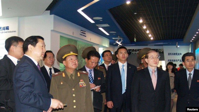 Đặc sứ Bắc Triều Tiên (thứ 2 từ trái) đi thăm khu phát triển kỷ thuật và kinh tế của Trung Quốc