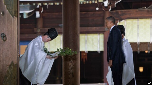 Tổng thống Obama thăm đền Meiji ở Tokyo, ngày 24/4/2014.