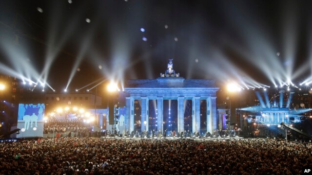 Bong bóng thắp sáng được thả bay lên trời trước Cổng Brandenburg trong buổi lễ chính kỷ niệm 25 năm Bức tường Berlin sụp đổ, ngày 9 tháng 11, 2014.