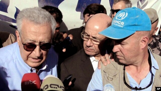 Đặc sứ Lakhdar Brahimi (trái) nói chuyện với các phóng viên trong chuyến thăm trại tị nạn Zaatari
