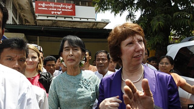 Burma's pro-democracy leader Aung San Suu Kyi (C) walks next to European Union Foreign Policy chief Catherine Ashton after their meeting and news conference in front of the National League for Democracy head office in Rangoon, April 28, 2012. 