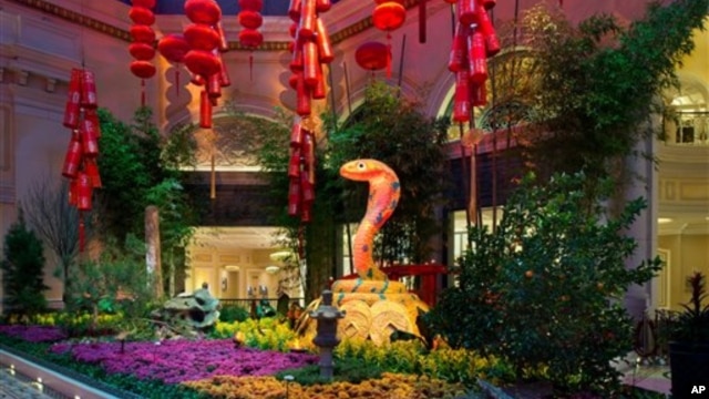 Resor kasino Bellagio tampak dihiasi dengan pernak pernik, seperti lampion merah, uang-uangan emas, dan ular-ularan setinggi sembilan kaki, untuk menyambut tahun baru Cina. Menurut almanak Cina, tahun ini adalah tahun ular (foto: dok).