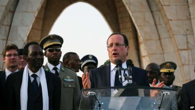 Presiden Perancis François Hollande dalam pidatonya di Bamako mengatakan, ke-4600 tentara Perancis yang terlibat dalam “Operasi Serval” –berada di Mali – bertempur “sebagai saudara” bersama-sama pasukan Mali. Berdiri disampingnya adalah Presiden Mali Dioncounda Traoré, kedua dari kiri (foto, 2/3/2013).