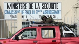 Un soldat des forces pro-Ouattara apprête son arme  près d'un commissariat d'Abidjan en 2011.