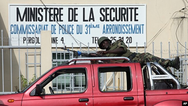 Un soldat des forces pro-Ouattara apprête son arme  près d'un commissariat d'Abidjan en 2011.