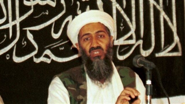 En esta foto de archivo de 1998, Osama bin Laden celebra una conferencia de prensa con Ayman al-Zawahri en Khost, Afganistán.
