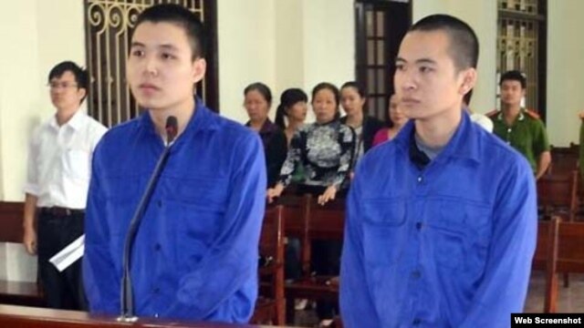 Hai  thanh niên Nguyễn Đức Hảo, 21 tuổi, và Hoàng Anh Thư, 23 tuổi, trước tòa án nhân dân thành phố Hải Phòng (Ảnh chụp từ trang tinhaiphong)