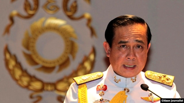 Đương kim thủ tướng Prayut Chan-ocha, người lãnh đạo cuộc đảo chính, cảnh báo các ủng hộ viên của bà Yingluck chớ tổ chức biểu tình và nhắc nhở họ là vẫn còn thiết quân luật.