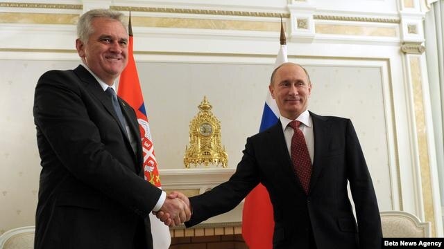 Ruski predsednik Vladimir Putin i srpski predsednik Tomislav Nikolić rukuju se za vreme sastanka u rezidenciji u Sočiju, 11. septembra 2012.