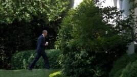 Tổng thống Obama trở về Phòng Bầu dục sau khi họp với các nghị sĩ đảng Dân chủ, Toà Bạch Ốc, Washington, 12/6/2015.