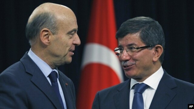 French Foreign Minister Alain Juppe, left, and Turkish counterpart Ahmet Davutoglu, Ankara, Nov. 18, 2011.