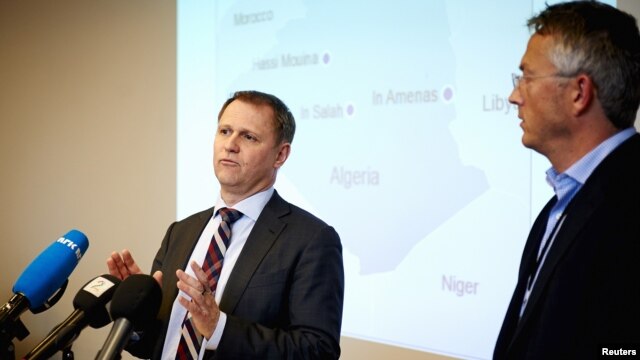 Lars Christian Bacher de la compagnie pétrolière Statoil lors d'une conférence de presse concernant la prise d'otages 