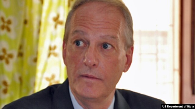 Embaixador americnao Christopher McMullen