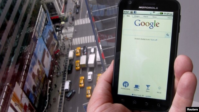 Google adquirió en mayo por $12.500 millones de dólares Motorola Mobility, convirtiéndose en competencia de Apple en materia de dispositivos.