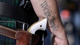 Cư dân Texas nào đã hoàn tất khoá học bắt buộc về an toàn và có giấy phép mang súng giấu kín giờ đây có thể công khai mang súng ngắn để trong bao nơi công cộng.