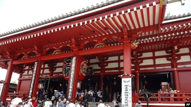 Visitors to Senso-ji in Asakusa tourism district, Tokyo