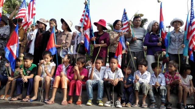 សកម្មជន​ដី​ធ្លី​មក​ពី​៨​សហគមន៍ បាន​ធ្វើ​បាតុកម្ម​នៅ​ខាង​មុខ​ស្ថានទូត​អាមេរិក​ប្រចាំ​នៅ​ប្រទេស​កម្ពុជា ដើម្បី​អំពាវនាវ​ឲ្យ​លោកស្រី Michelle Obama ធ្វើ​អន្តរាគមន៍​ឲ្យ​រដ្ឋាភិបាល​កម្ពុជា ដោះលែង​ស្រ្តី​១១នាក់​ពី​ពន្ធនាគារ និង​បញ្ហា​ដី​ធ្លី​នៅ​ថ្ងៃទី ២១ ខែមីនា ឆ្នាំ២០១៥។