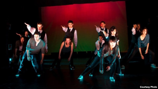 Mai Thi (đứng đầu) cùng nhóm nhảy Hiphop tại một cuộc biểu diễn nhảy Hiphop ở trường MIT, Boston