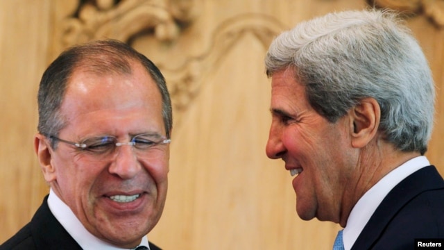 Ngoại trưởng Hoa Kỳ John Kerry (phải) và Ngoại trưởng Nga Sergey Lavrov họp song phương bên lề hội nghị APEC, 7/10/13