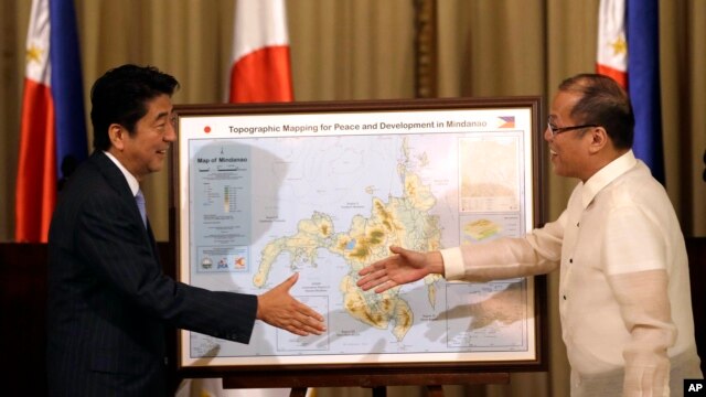 Thủ tướng Nhật Bản Shinzo Abe (trái) tặng Tổng thống Philippines Benigno Aquino III bản đồ đảo Mindanao, 27/7/13
