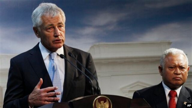 Bộ trưởng Quốc phòng Hoa Kỳ Chuck Hagel (trái) dự buổi họp báo chung với Bộ trưởng Quốc phòng Indonesia Purnomo Yusgiantoro, sau cuộc hội đàm với Tổng thống Indonesia tại dinh tổng thống ở Jakarka