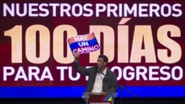 El candidato opositor, Henrique Capriles, presenta a sus seguidores el plan para los primero cien días de gobierno.