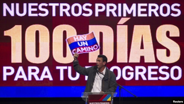 El candidato opositor, Henrique Capriles, presenta a sus seguidores el plan para los primero cien días de gobierno.