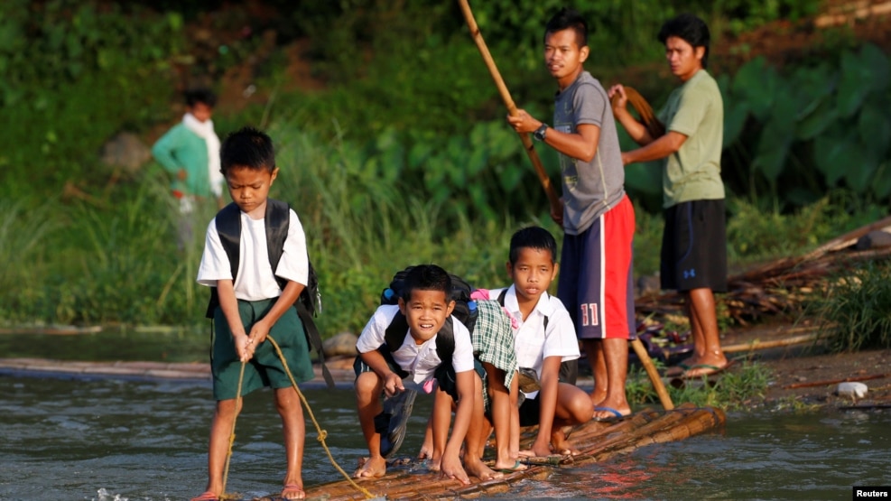 (រូបភាព​ឯកសារ)​ សិស្ស​សាលា​ជិះក្បូន​ទៅចូល​រួមបវេសន​កាល​នៅ​សាលា​បឋម​សិក្សា​Casili ក្នុង​តំបន់​ដាច់​ស្រយាលនៃ​ស្រុក​Montalban ខេត្ត​Rizal ភាគខាង​ជើង​រដ្ឋធានី​ម៉ានីល ប្រទេស​ហ្វីលីពីន​ ថ្ងៃទី១៣​ ខែមិថុនា​ ឆ្នាំ២០១៦​។