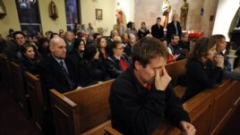 Ožalošćeni tokom bdenja žrtvama masakra u Konektiketu, održanog u jednoj crkvi u Njutaunu