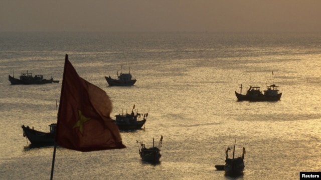 Tàu đánh cá trong vùng biển đảo Lý Sơn, Quảng Ngãi