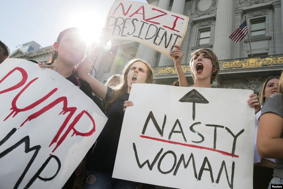 2016年11月10日，加利福尼亚州旧金山的高中生在市政厅前高举标语，抗议共和党的唐纳德&middot;川普当选美国总统。