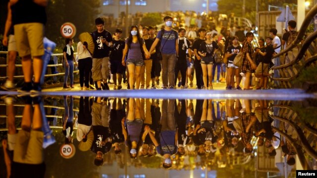 Những người biểu tình đi bộ dọc con đường gần tòa nhà trụ sở chính quyền ở Hồng Kông, ngày 30/9/2014.