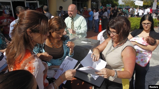 Electores hacen fila para votar el día de los comicios en la ciudad de Doral, en el oeste de Miami.