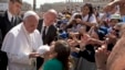Đức Giáo Hoàng Francis và các giáo dân tại Quảng trường Thánh Phêrô ở Vatican.