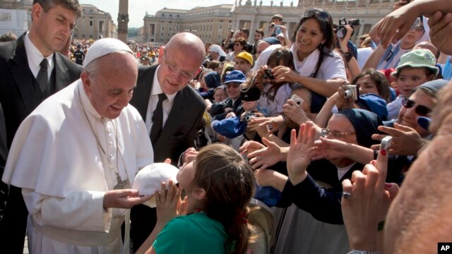 Đức Giáo Hoàng Francis và các giáo dân tại Quảng trường Thánh Phêrô ở Vatican.