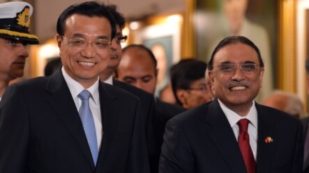 PM China Li Keqiang (kiri) dan Presiden Pakistan Asif Ali Zardari dalam pertemuan di Islamabad, Rabu (22/5). 