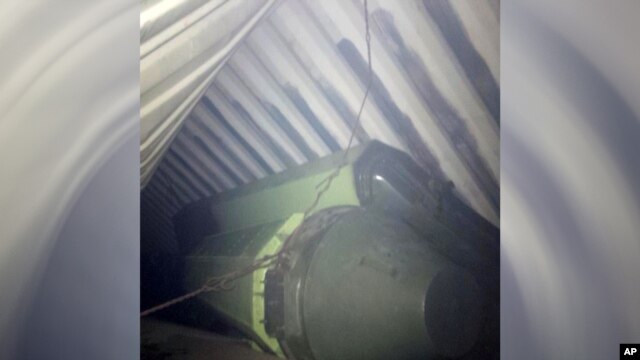 Foto tuiteada por el presidente panameño Ricardo Martinelli que muestra una especie de tubos que podrían ser parte de misiles.