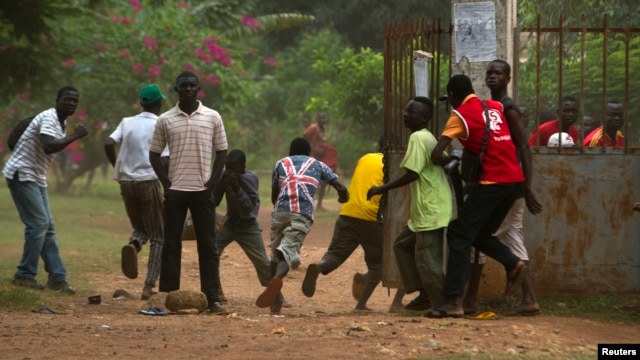 A crowd runs for cover as African Union (AU) peacekeeping soldiers fire warning shots to disperse a crowd near the district of Miskine in Bangui, Feb. 7, 2014. 