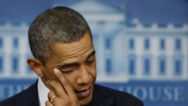 Le président Obama essuyant une larme en évoquant la fusillade Newtown 