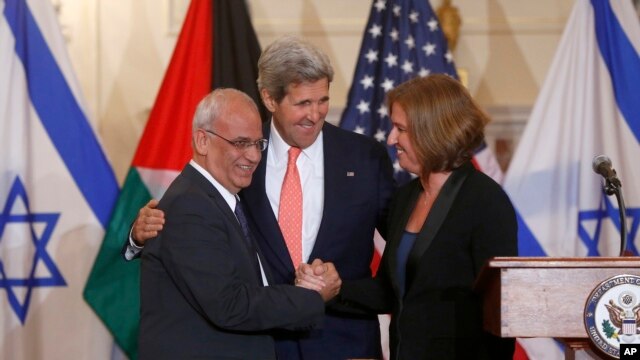 Ngoại trưởng Hoa Kỳ John Kerry (giữa), thương thuyết gia Israel Tzipi Livni (phải) và thương thuyết gia Palestine Saeb Erekat bắt tay sau khi nối lại hòa đàm Israel-Palestine, 30/7/13