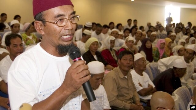 A Cambodian Muslim man speaks during a visit to the special courthouse prepared for former Khmer Rouge leaders in Kandal, Cambodia, file photo. 