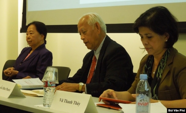 Nhà báo Vũ Thanh Thủy, bên phải, Tiến sĩ Nguyễn Hữu Phước và Tiến sĩ Võ Kim Sơn (ảnh Bùi Văn Phú)