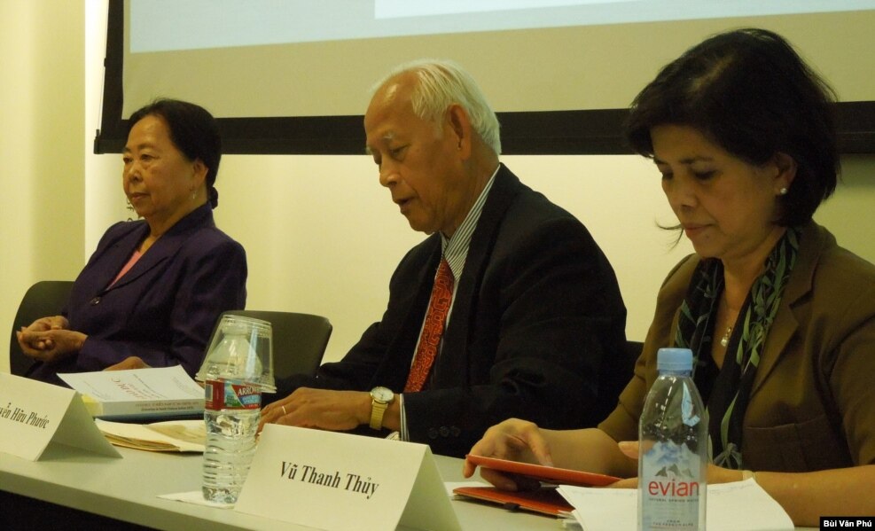 Nhà báo Vũ Thanh Thủy, bên phải, Tiến sĩ Nguyễn Hữu Phước và Tiến sĩ Võ Kim Sơn (ảnh Bùi Văn Phú)