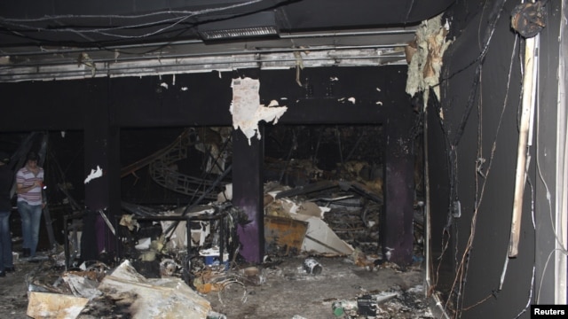 El siniestro comenzó después que un músico encendió una luz de bengala que prendió fuego al material de aislamiento acústico de la discoteca.
