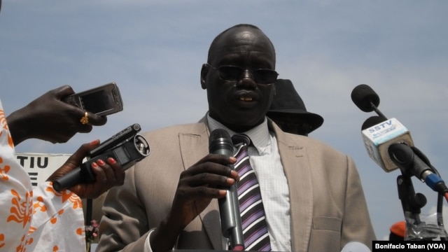 Lawmakers have passed a no-confidence vote against Unity state speaker Maguek Gai Majak, shown here addressing a crowd during celebrations of South Sudan's independence. (VOA/Bonifacio Taban)
