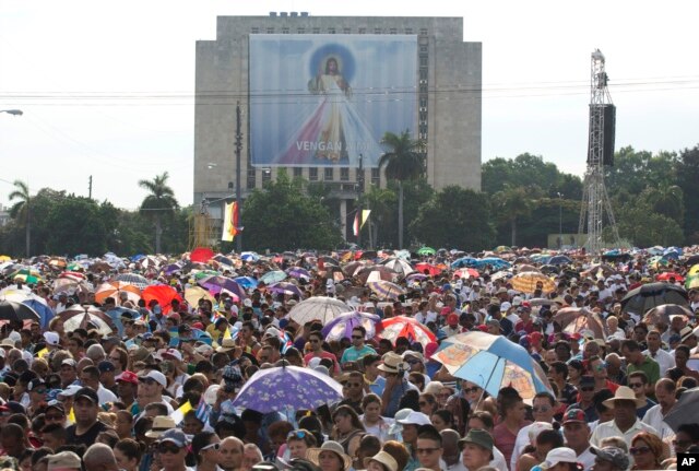 Faithful attend Mass celebrated by Pope Francis at Revolution Plaza in Havana, Cuba, Sept. 20, 2015.