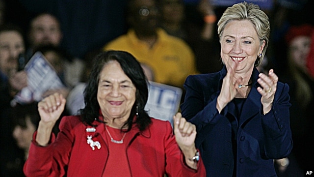 La activista Dolores Huerta, izquierda, participa en un mitín del síndicato de los Trabajadores Agrícolas Unidos, junto a Hillary Clinton. Huerta recibirá la Medalla a la Libertad de manos del presidente Barack Obama.