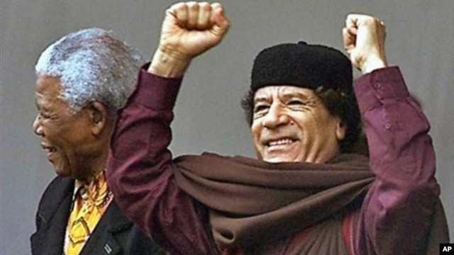 Libyan leader Moammar Gadhafi (R) stands with former South African President Nelson Mandela at the launch of the African Union in Durban, South Africa, July 2002. (file photo)