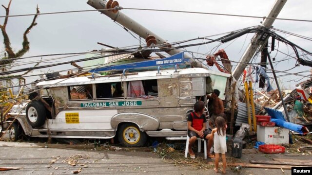 Nhiều cư dân ở miền trung Philippines lâm cảnh màn trời chiếu đất sau trận bão Haiyan. 